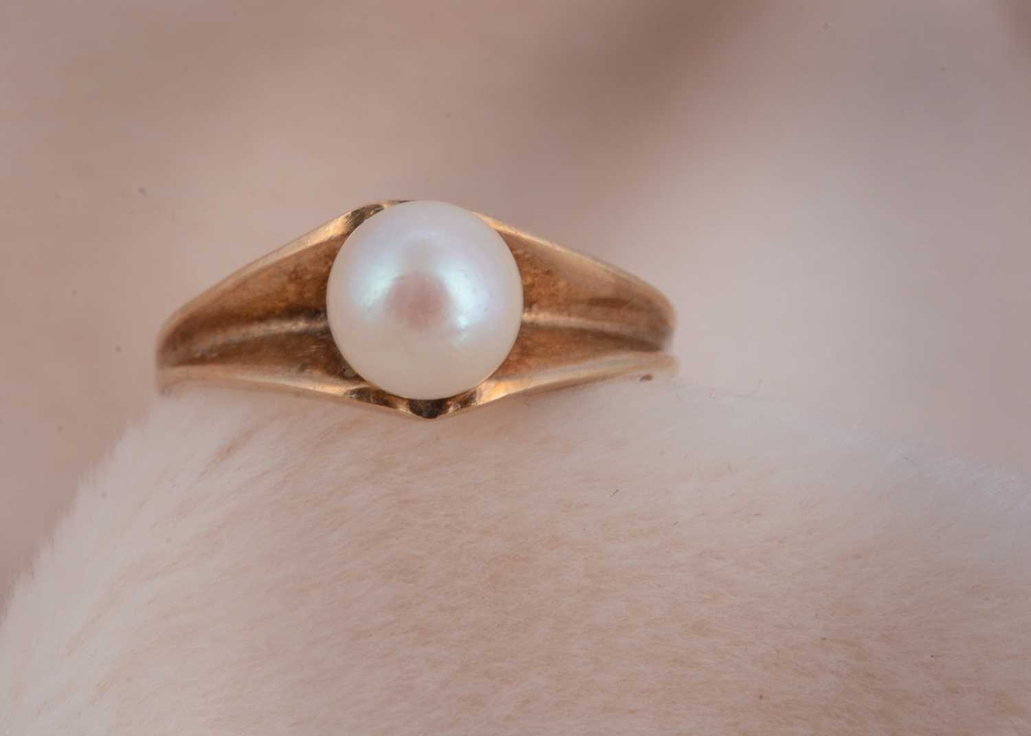 Lot 101 - A 9ct gold cultured pearl dress ring