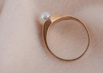 Lot 101 - A 9ct gold cultured pearl dress ring