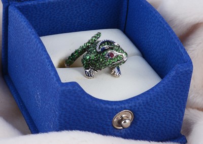 Lot 103 - An 18ct gold multi gem set lizard ring
