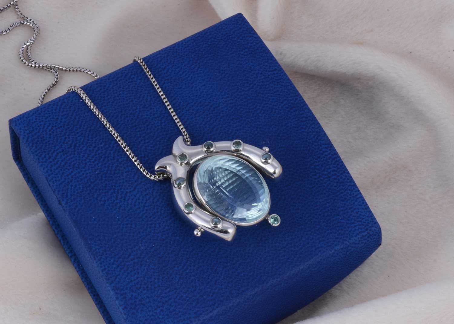 Lot 104 - A large 18ct gold chrysoberyl cats eye aquamarine and alexandrite pendant