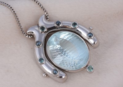 Lot 104 - A large 18ct gold chrysoberyl cats eye aquamarine and alexandrite pendant