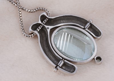 Lot 104 - A large 18ct gold chrysoberyl cats eye aquamarine and alexandrite pendant