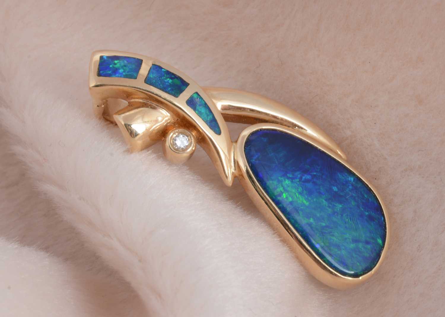 Lot 109 - A 14ct yellow gold black opal and diamond set pendant