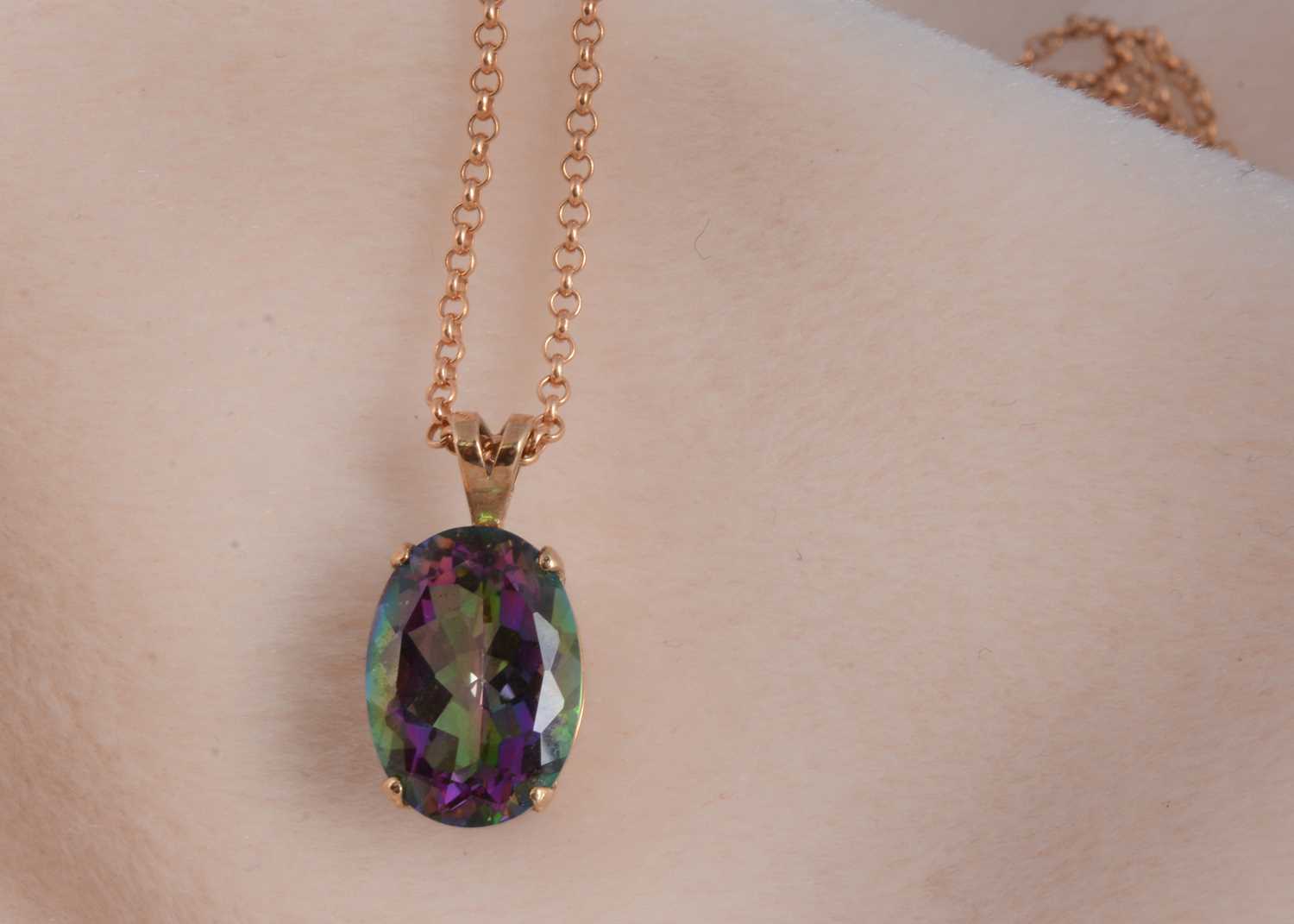 Lot 115 - A mystic topaz 9ct gold pendant on a 9ct gold chain