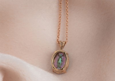 Lot 115 - A mystic topaz 9ct gold pendant on a 9ct gold chain