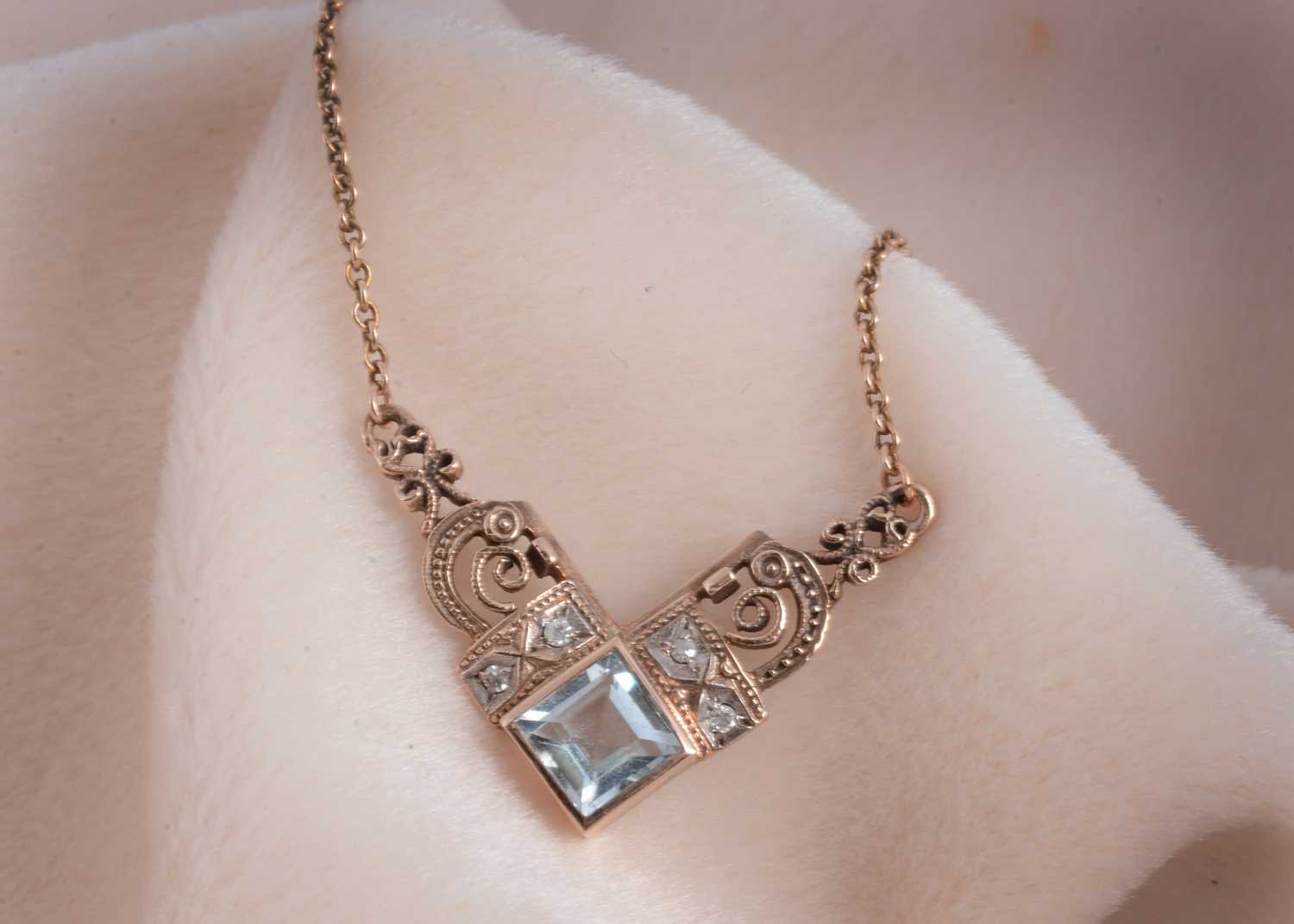 Lot 116 - An Edwardian style aquamarine and diamond set necklace