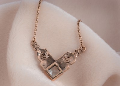 Lot 116 - An Edwardian style aquamarine and diamond set necklace