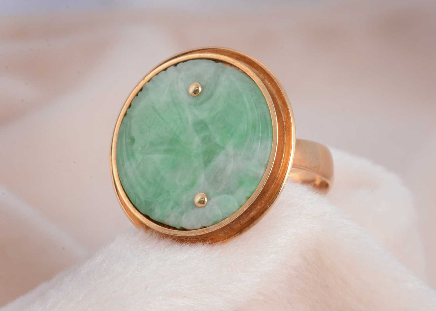 Lot 120 - A Chinese jadeite jade target ring