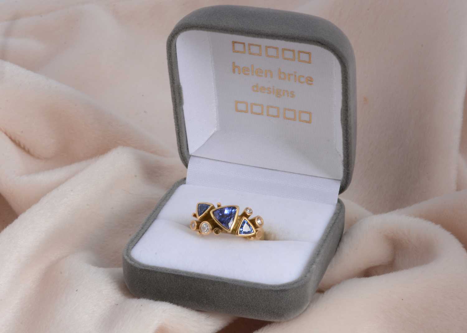 Lot 122 - An 18ct gold tanzanite and diamond contemporary dress ring