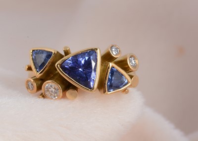 Lot 122 - An 18ct gold tanzanite and diamond contemporary dress ring