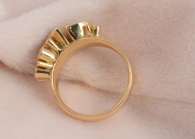 Lot 122 - An 18ct gold tanzanite and diamond contemporary dress ring