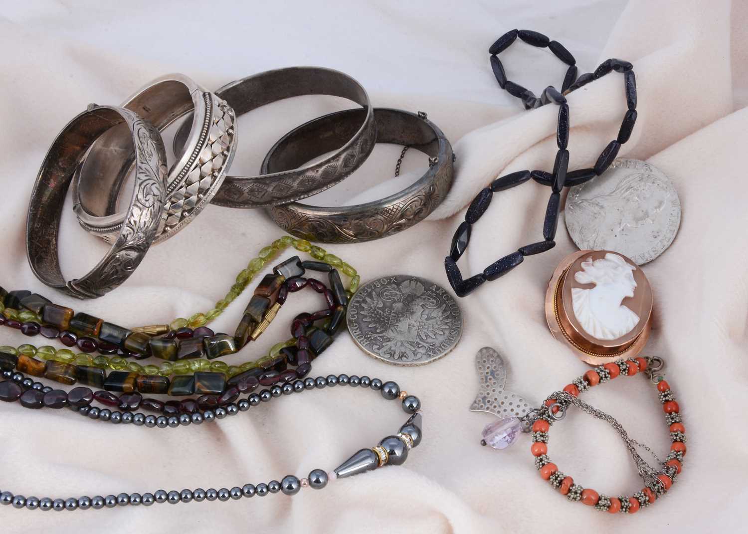 Lot 124 - A carved shell cameo brooch depicting profile of a female