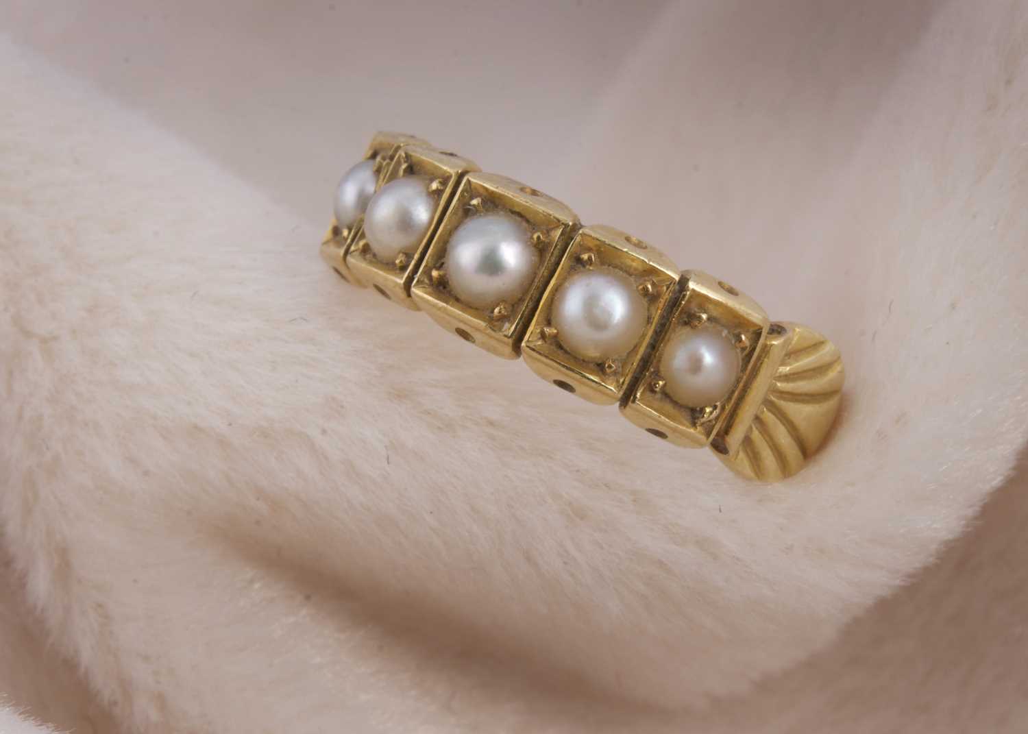 Lot 128 - A Victorian 18ct gold five pearl dress ring