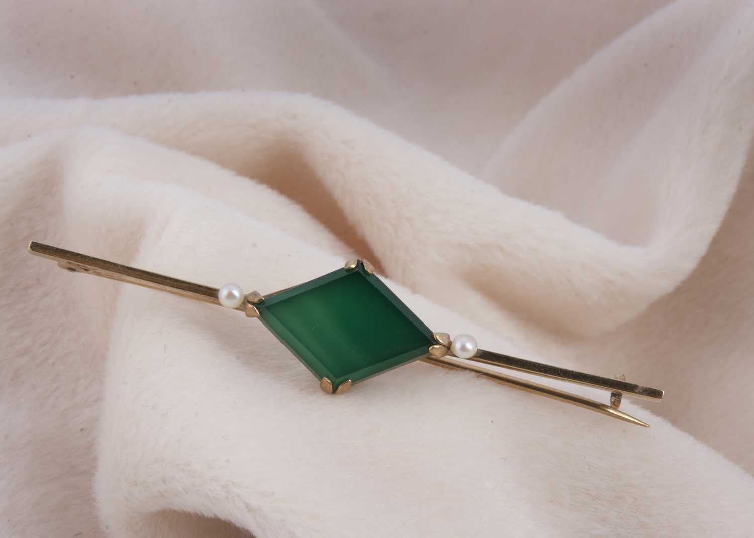 Lot 129 - A 9ct gold chalcedony and seed pearl bar brooch