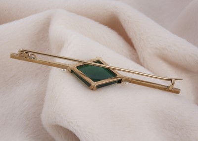 Lot 129 - A 9ct gold chalcedony and seed pearl bar brooch