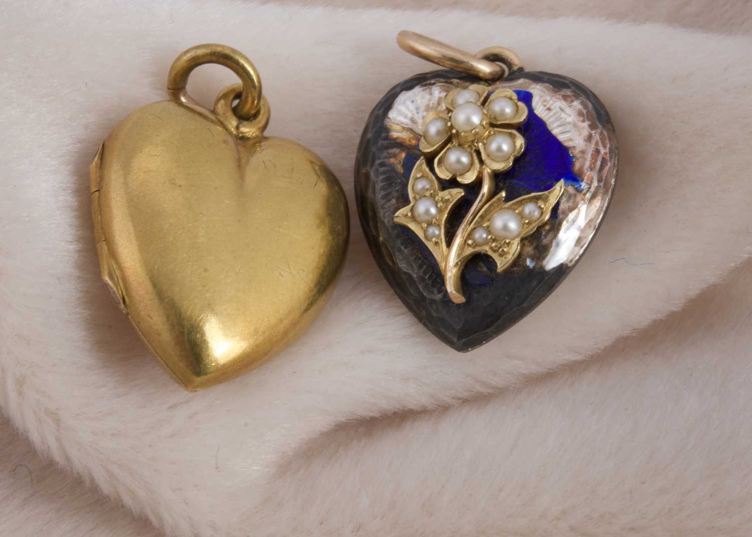 Lot 133 - A yellow gold 15c marked heart shaped locket
