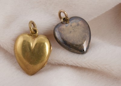 Lot 133 - A yellow gold 15c marked heart shaped locket