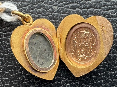Lot 133 - A yellow gold 15c marked heart shaped locket