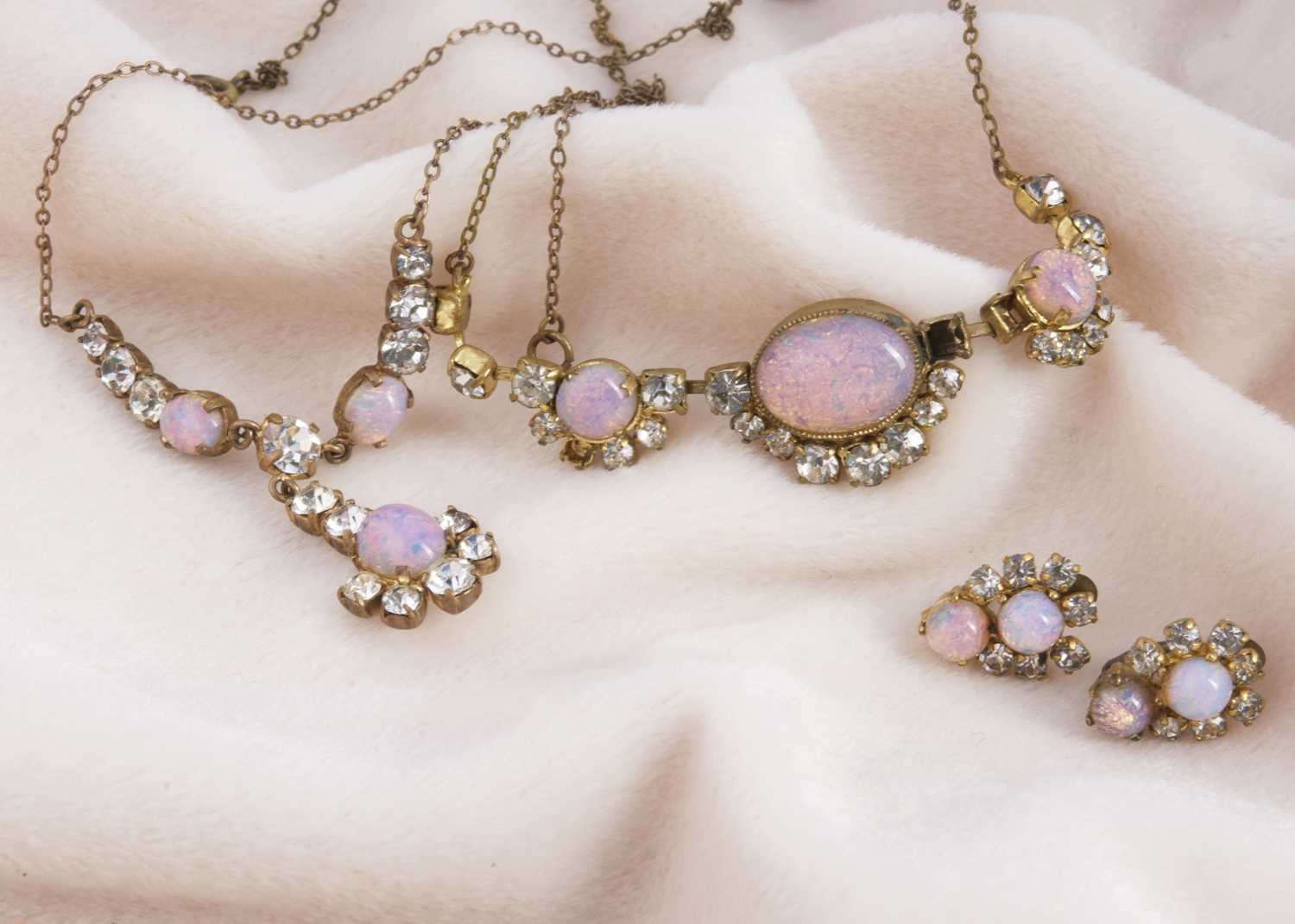 Lot 134 - A Vauxhall glass and paste set necklace