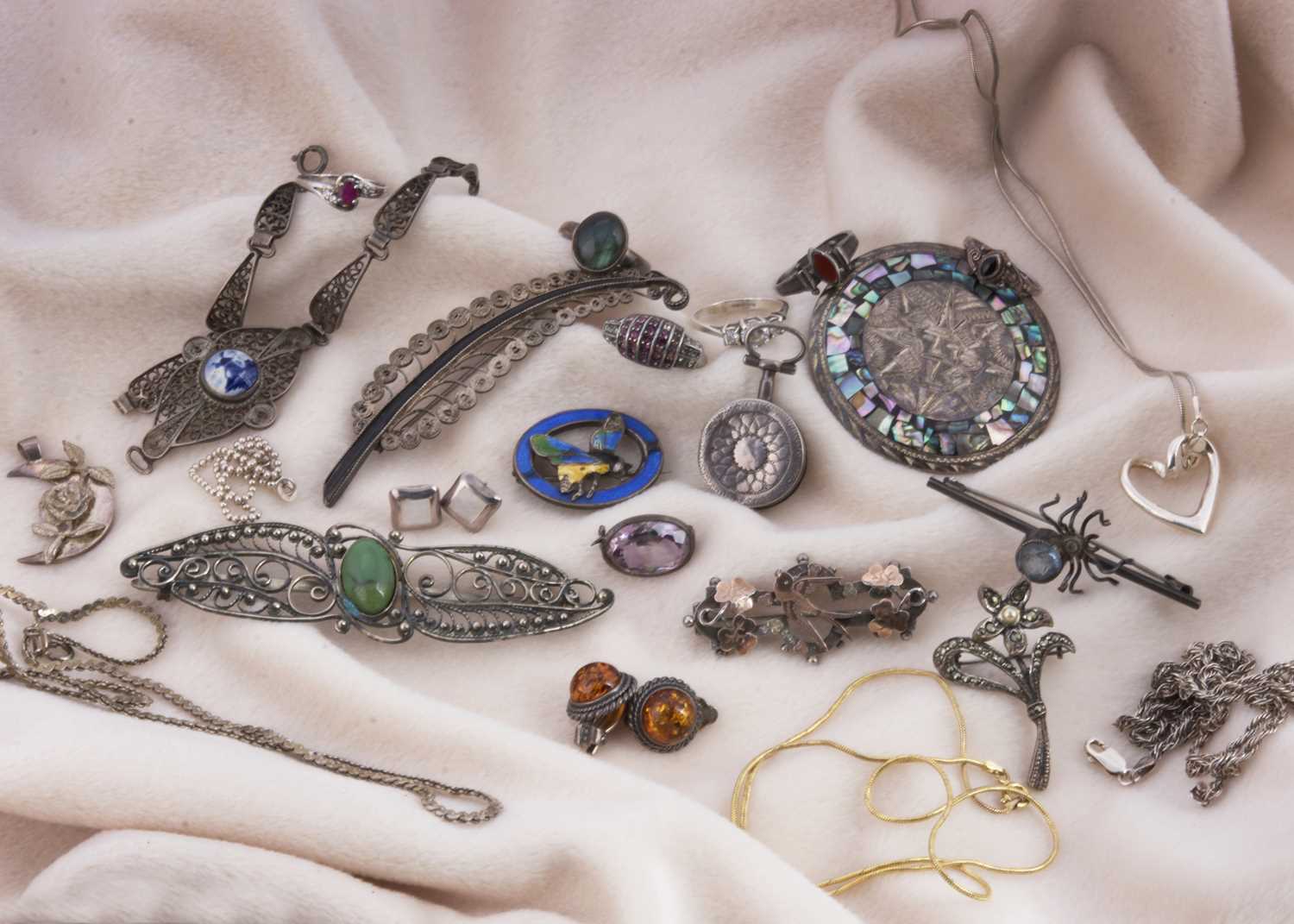 Lot 135 - A collection of silver jewels