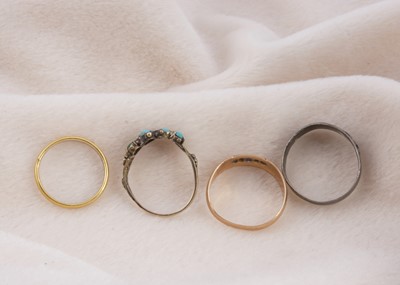 Lot 139 - Four dress rings