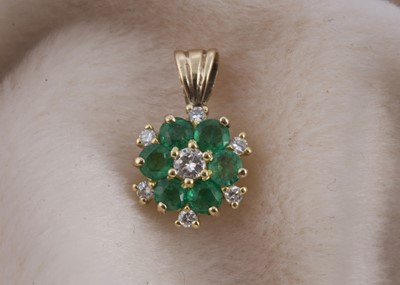 Lot 141 - An 18ct gold emerald and diamond cluster pendant