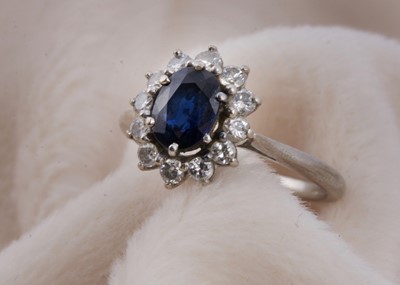 Lot 142 - A sapphire and diamond cluster ring
