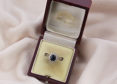 Lot 142 - A sapphire and diamond cluster ring