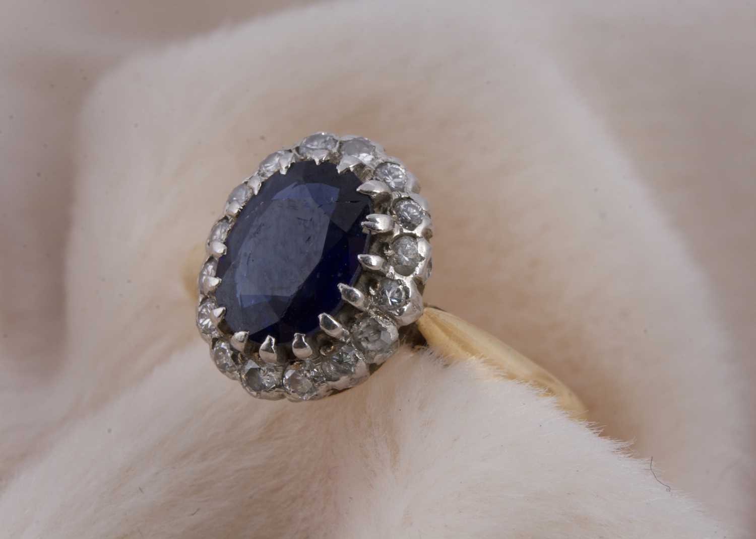 Lot 144 - An 18ct gold and platinum sapphire and diamond cluster ring