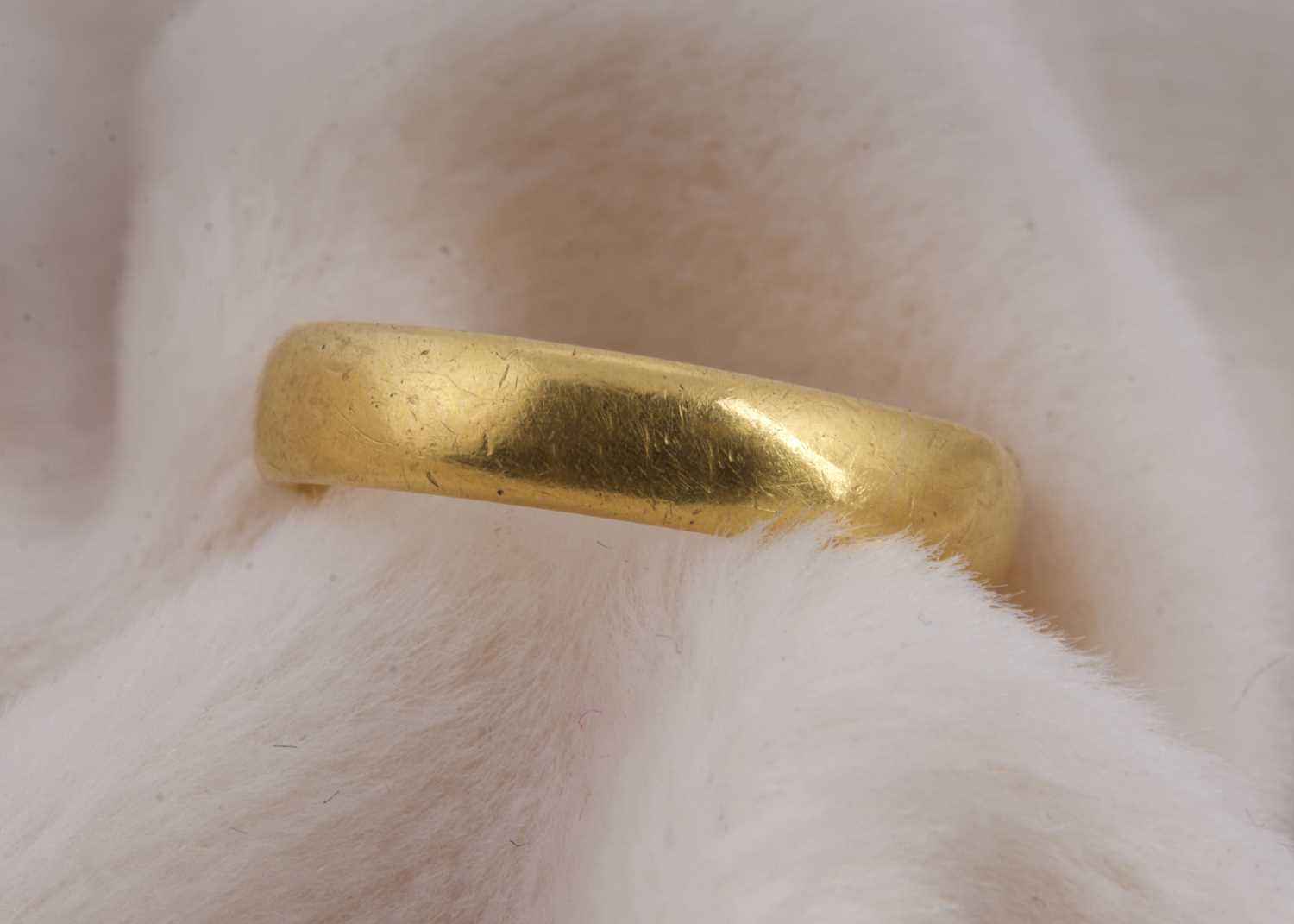 Lot 145 - A 22ct gold wedding band