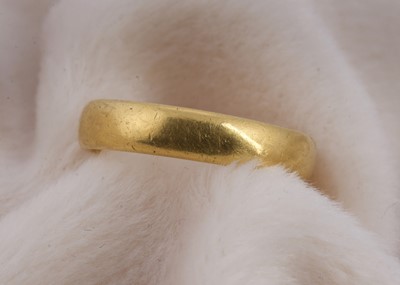 Lot 145 - A 22ct gold wedding band