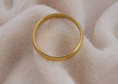 Lot 145 - A 22ct gold wedding band