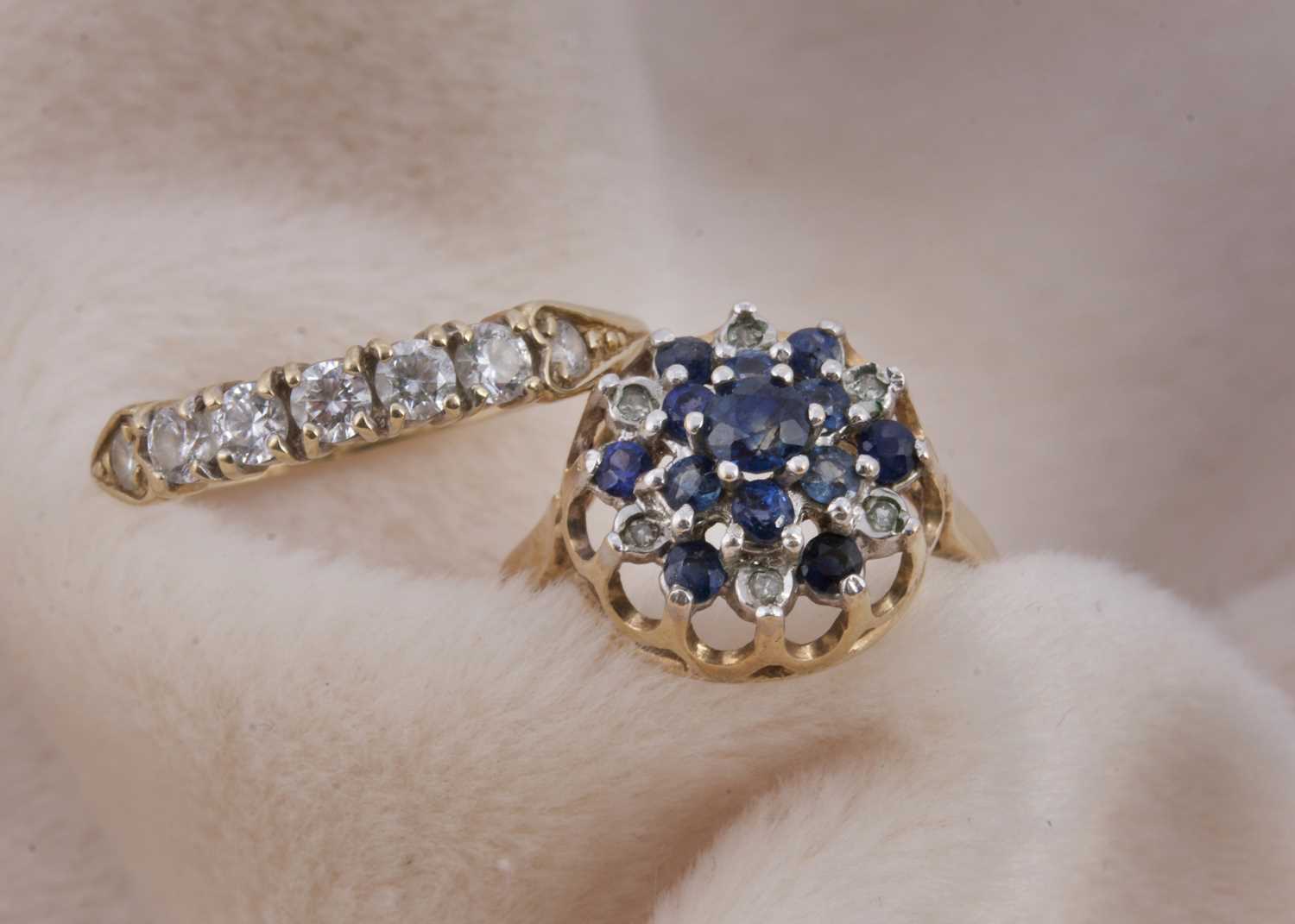 Lot 148 - A sapphire and diamond 9ct gold cluster ring