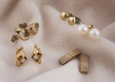 Lot 151 - A pair of 18ct gold clip earrings