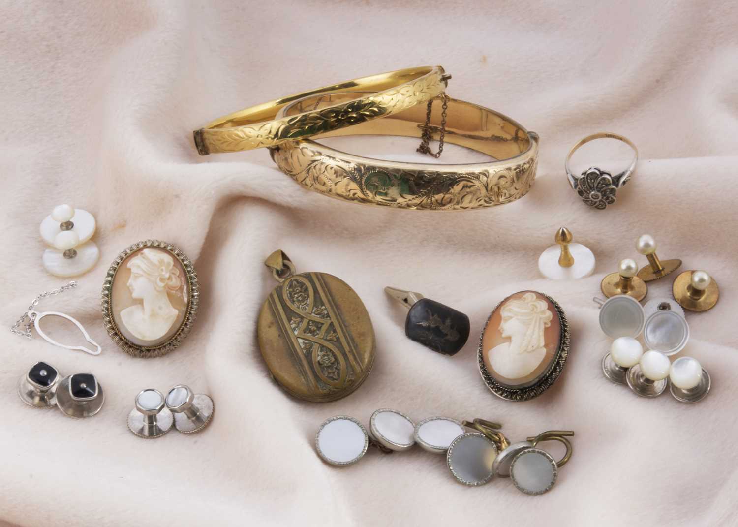 Lot 152 - Two 9ct gold and metal core hinged bangles