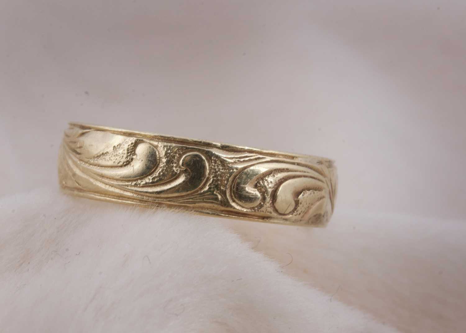 Lot 153 - A 14ct gold wedding band