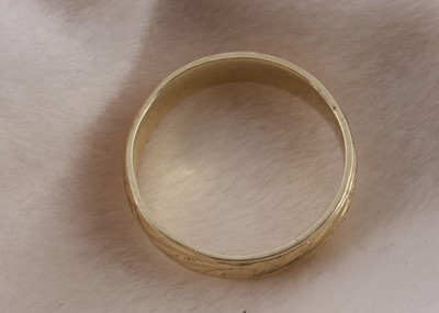 Lot 153 - A 14ct gold wedding band