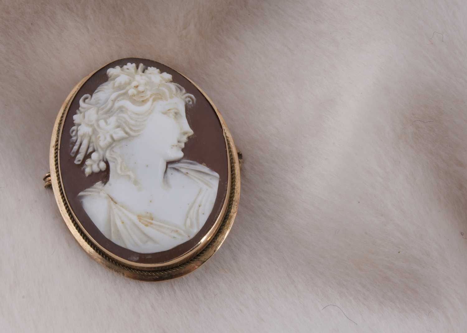 Lot 157 - An early 20th Century shell carved cameo brooch or pendant