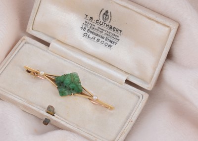 Lot 163 - A 15ct gold carved jadeite jade and seed pearl bar brooch