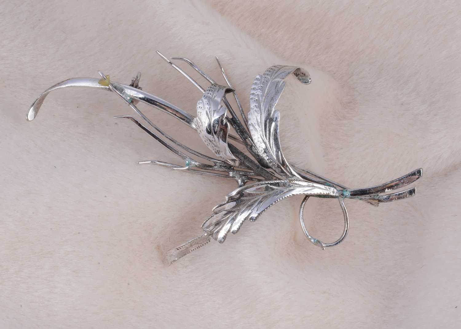 Lot 165 - A gold-plated spray brooch