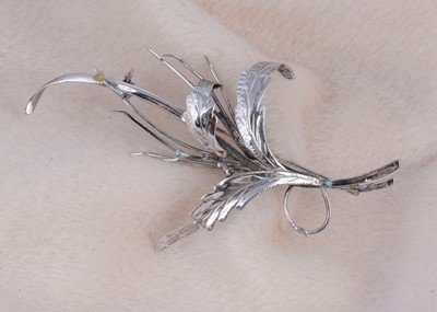Lot 165 - A continental 14k white metal spray brooch