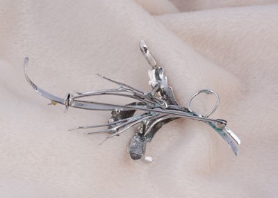 Lot 165 - A gold-plated spray brooch