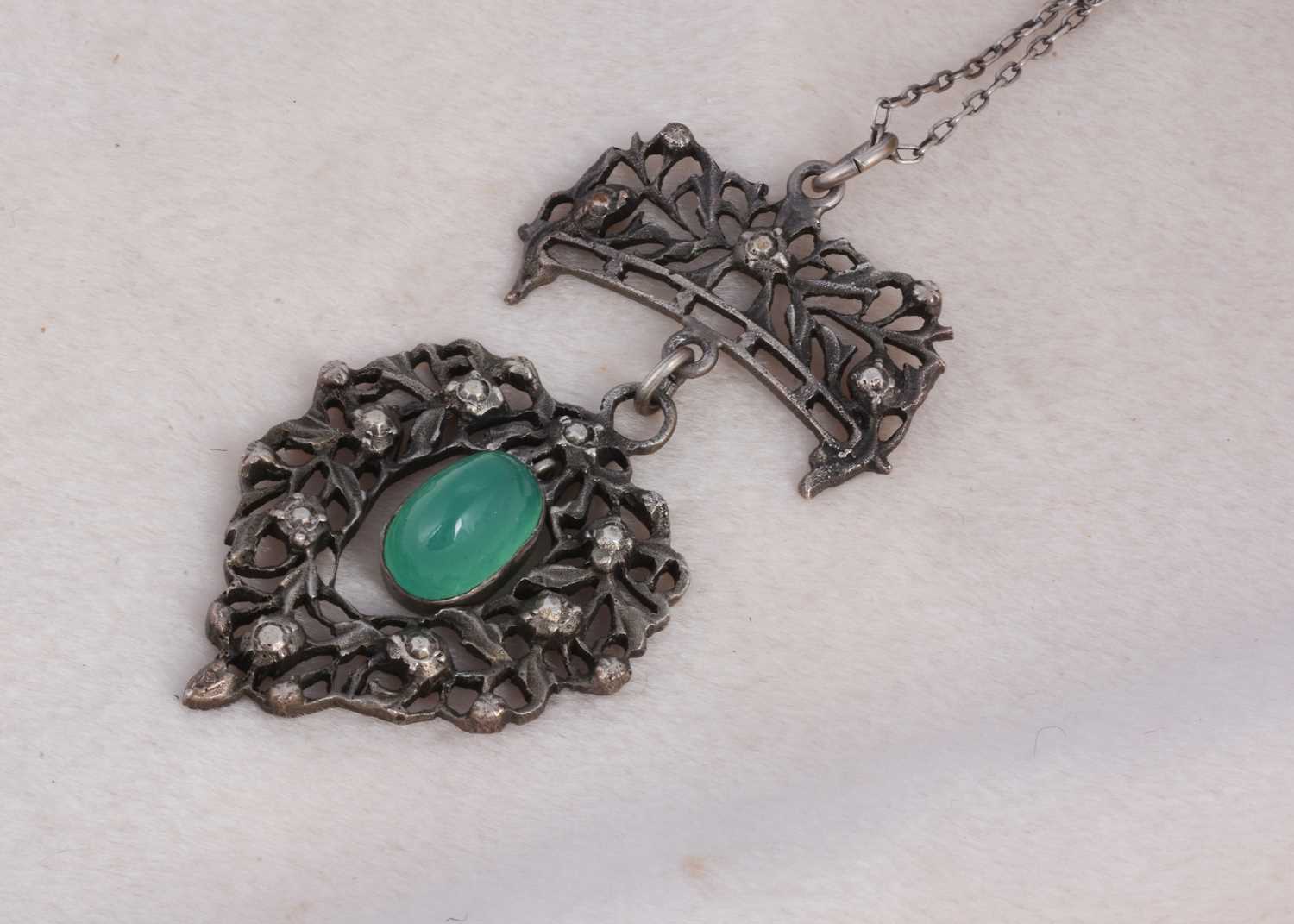 Lot 180 - A continental 800 marked silver chalcedony set pendant and chain