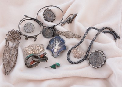 Lot 182 - A collection of silver jewels