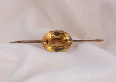 Lot 185 - A citrine 9ct gold bar brooch