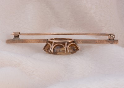 Lot 185 - A citrine 9ct gold bar brooch