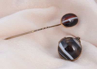 Lot 187 - A bullseye agate gold mounted stick pin