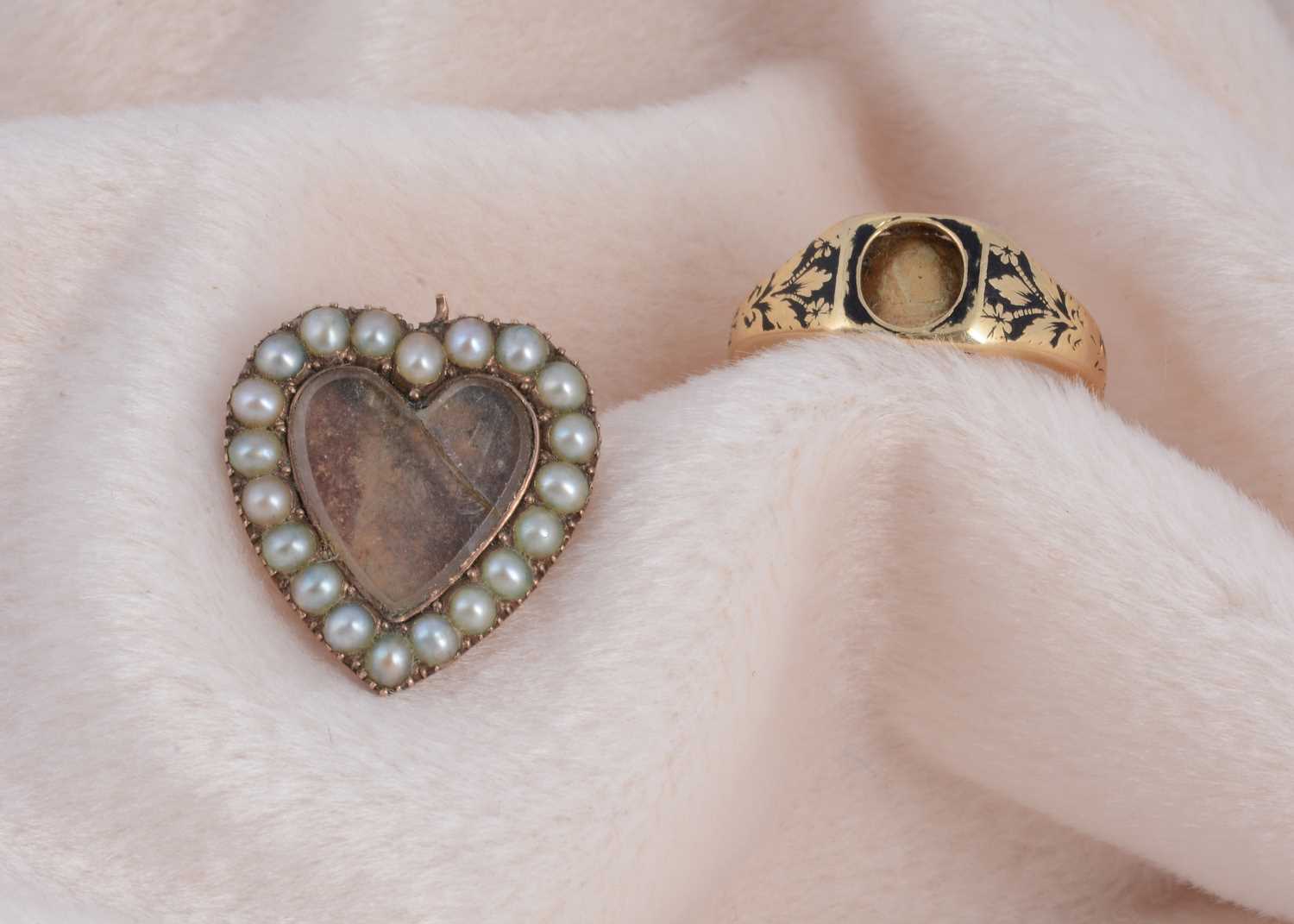 Lot 190 - An 18ct gold mourning ring