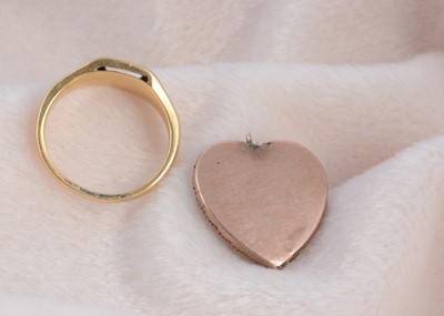 Lot 190 - An 18ct gold mourning ring