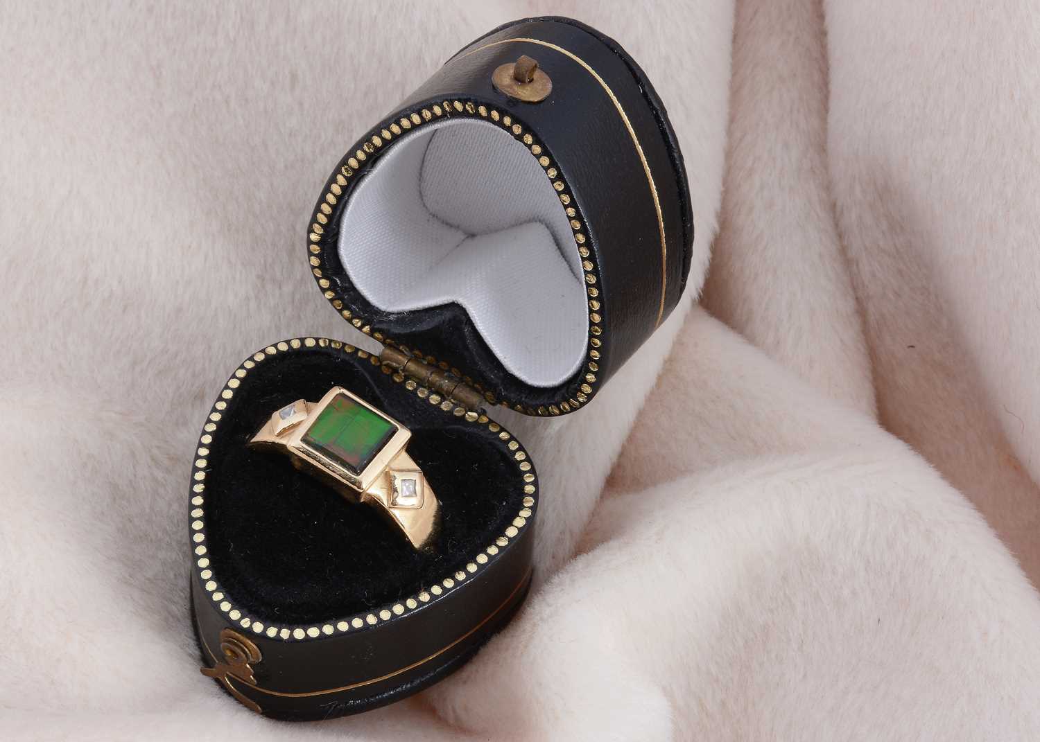 Lot 192 - A 14ct gold ammonite and diamond dress ring